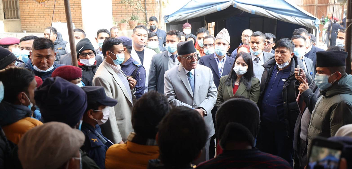 विमान दुर्घटनाको मृततका आफन्तलाई भेट्न त्रिवि शिक्षण अस्पताल पुगे प्रधानमन्त्री